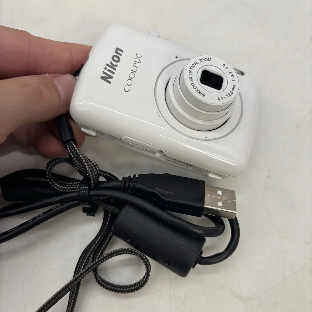 Nikon COOLPIX S01 White Digital Camera 10.1 MP 3x Zoom 1/2.9-inch CCD 7.3 GB